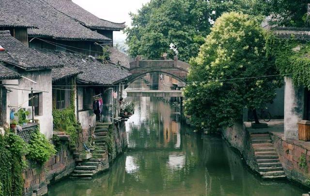《乘风破浪》中最没存在感的姐姐,独自一桌吃饭,组队尴尬没人选